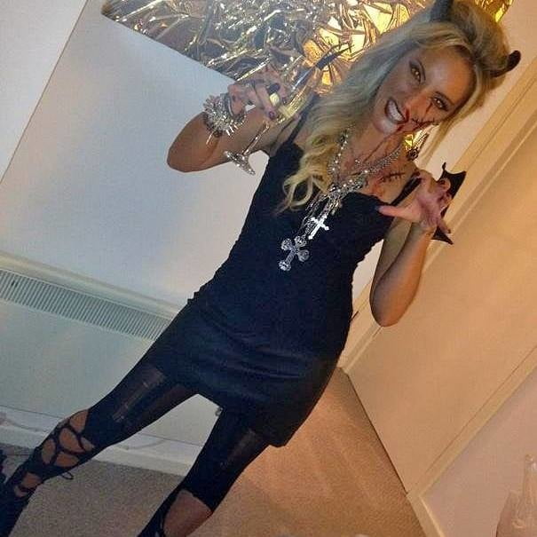 Putas en traje de fantasía 300
 #103676574