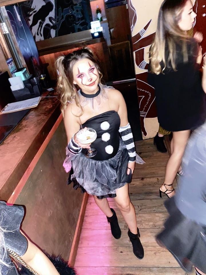 Putas en traje de fantasía 300
 #103676595