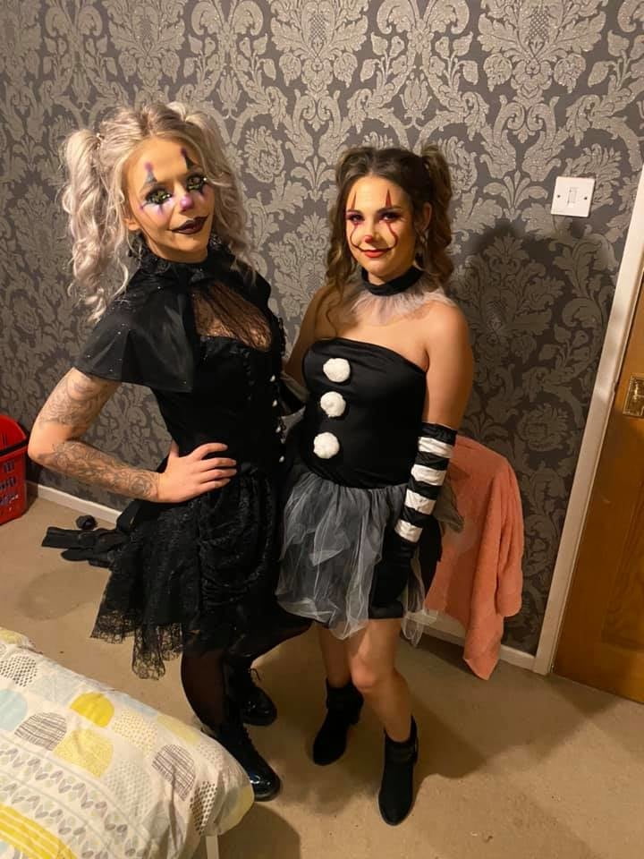 Putas en traje de fantasía 300
 #103676619