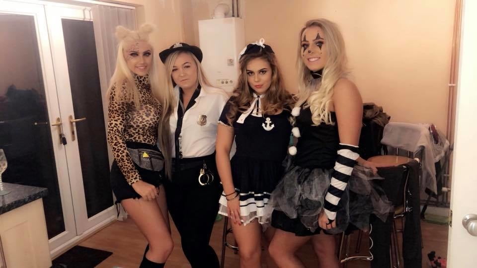 Putas en traje de fantasía 300
 #103676661