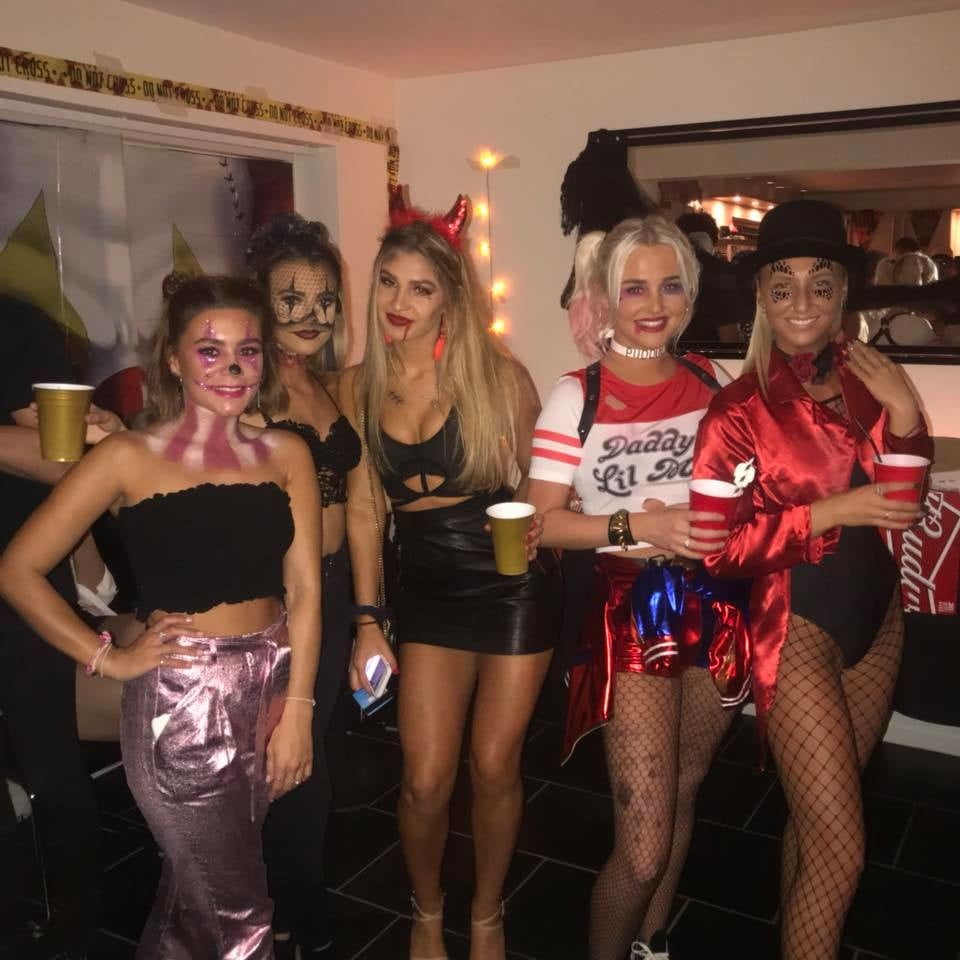 Putas en traje de fantasía 300
 #103676694