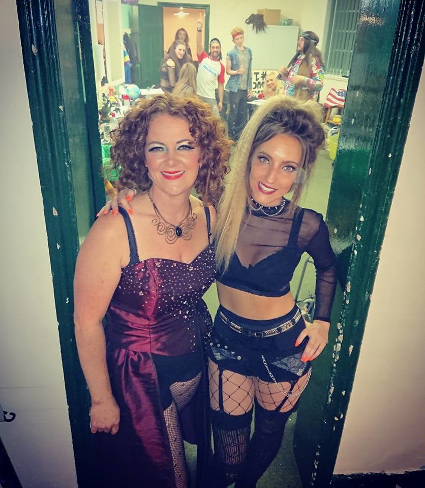 Putas en traje de fantasía 300
 #103676703