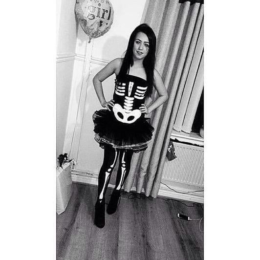 Putas en traje de fantasía 300
 #103676735