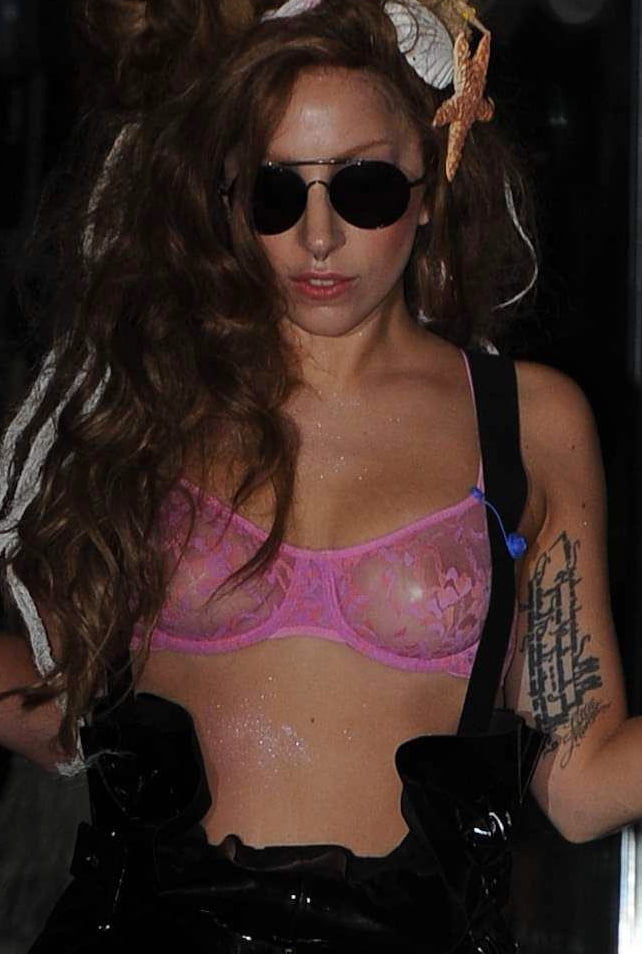 Lady Gaga in einem durchsichtigen BH
 #105948467