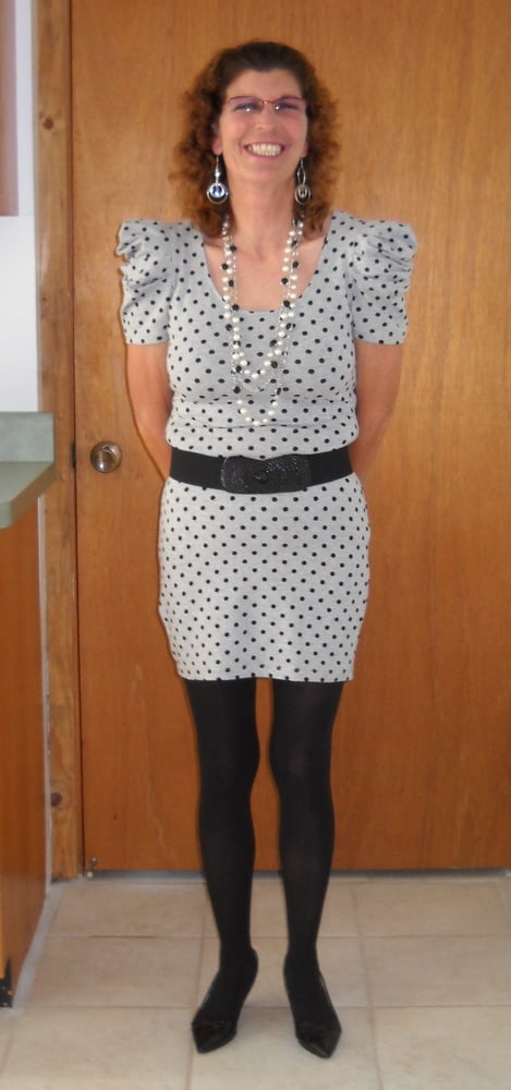 Reife Oma im Polkadot-Kleid
 #106586414