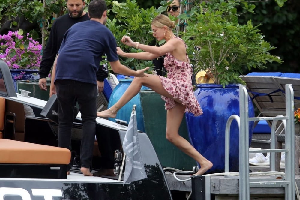 Hailey Bieber #99687368