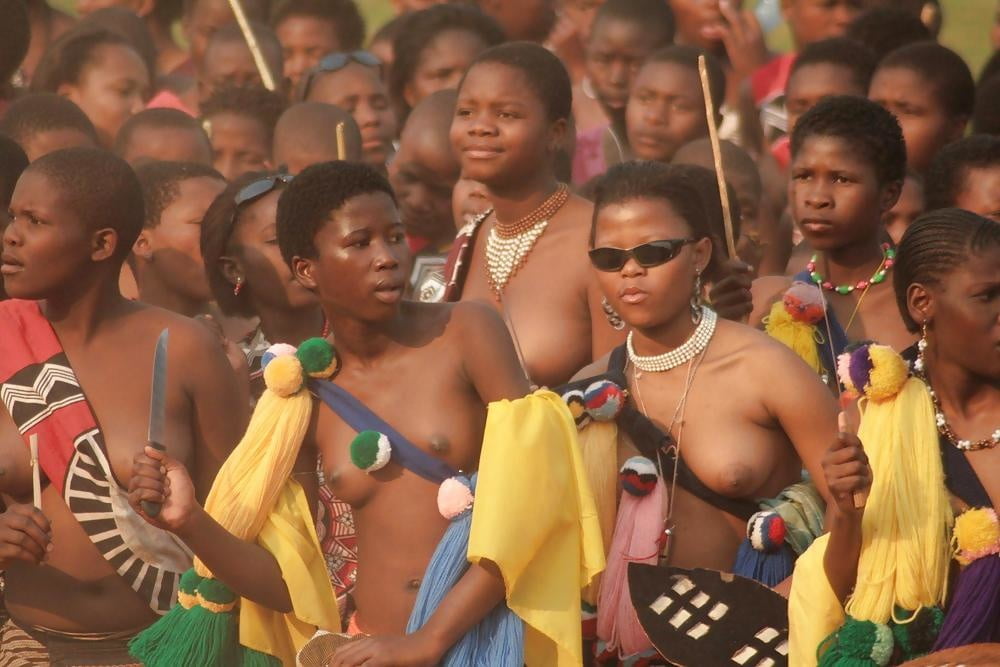 Tribus africaines - groupe de belles femmes
 #91740264