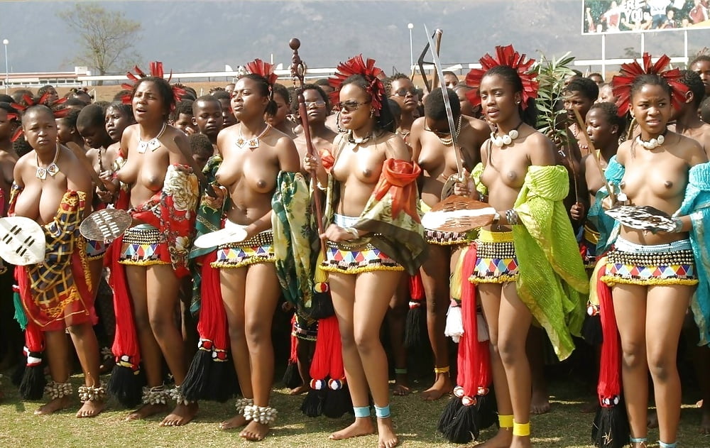 Tribus africaines - groupe de belles femmes
 #91740322