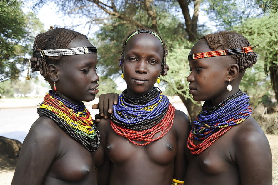Tribus africaines - groupe de belles femmes
 #91740367