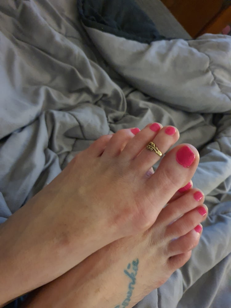 Pink toes #103146752