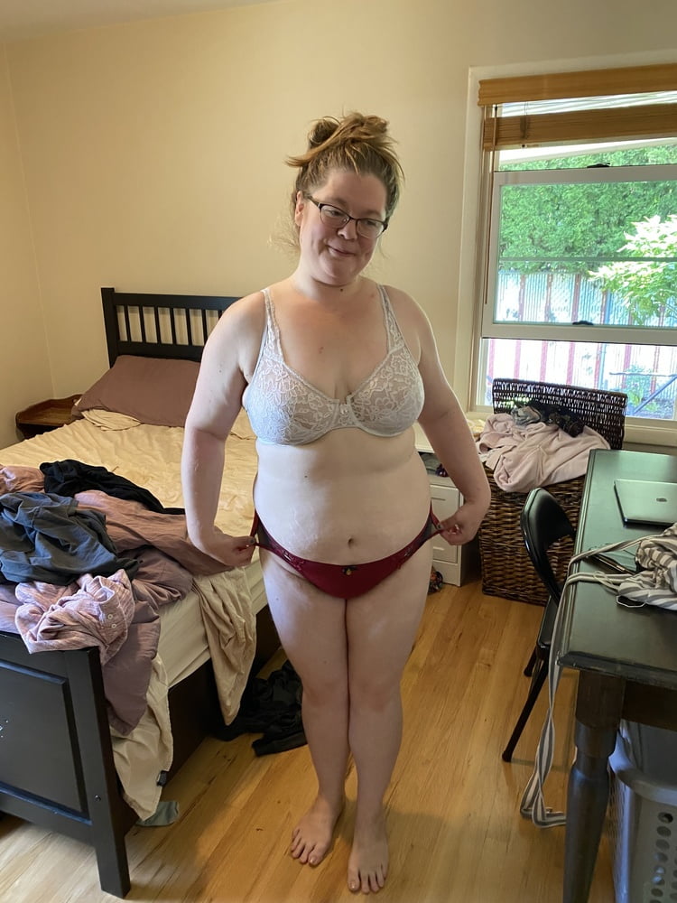 Unschuldige Mutter in weißem Spitzen-BH und rotem Höschen neckt
 #106662432