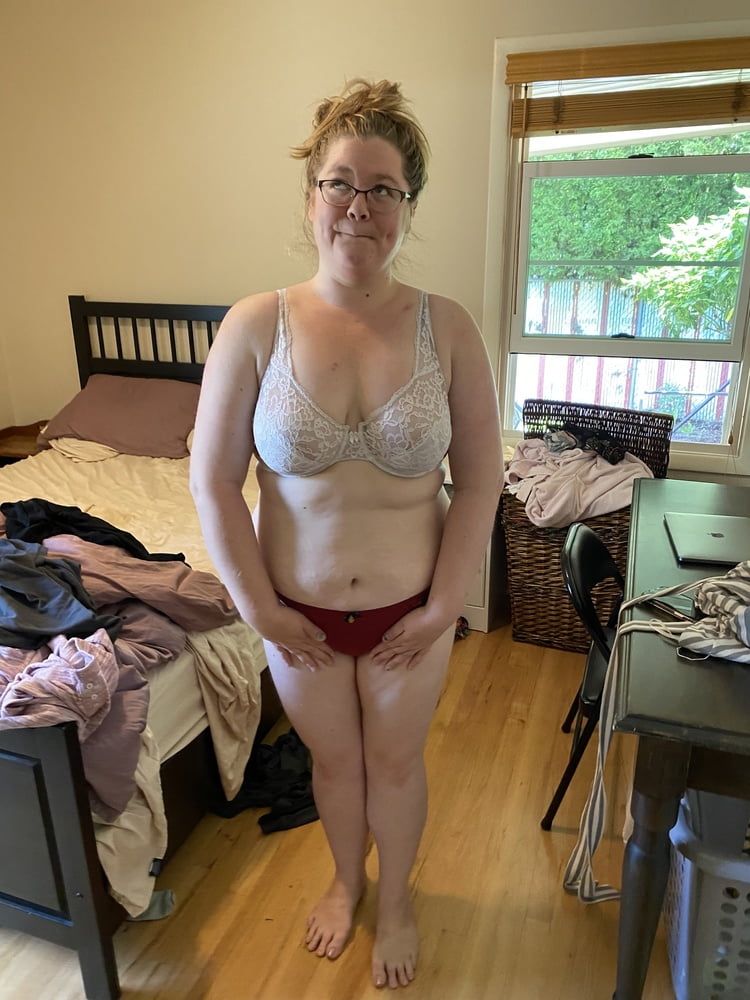 Unschuldige Mutter in weißem Spitzen-BH und rotem Höschen neckt
 #106662436