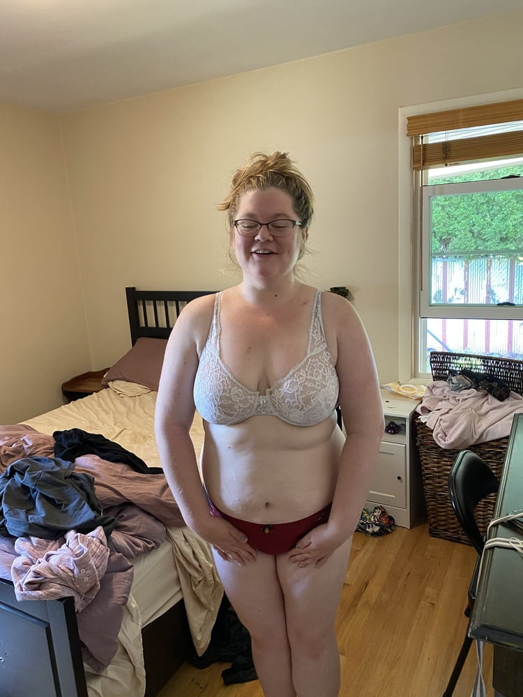 Unschuldige Mutter in weißem Spitzen-BH und rotem Höschen neckt
 #106662440