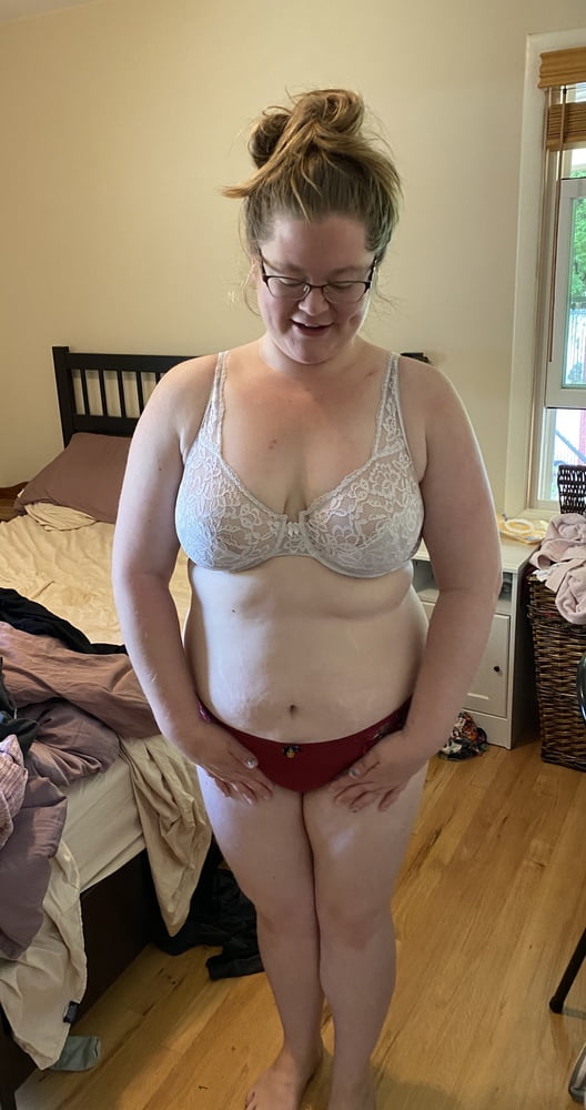 Unschuldige Mutter in weißem Spitzen-BH und rotem Höschen neckt
 #106662443