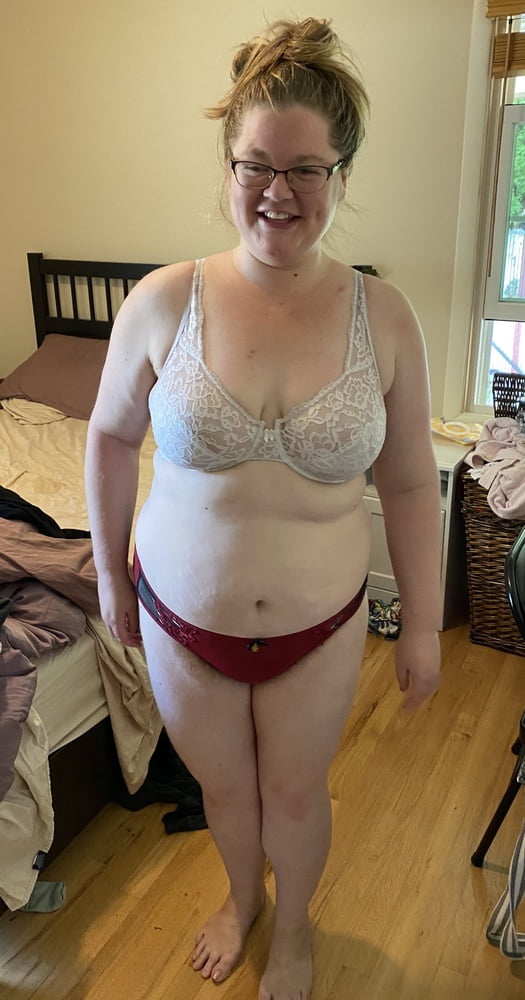 Unschuldige Mutter in weißem Spitzen-BH und rotem Höschen neckt
 #106662446