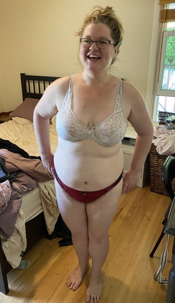 Unschuldige Mutter in weißem Spitzen-BH und rotem Höschen neckt
 #106662448