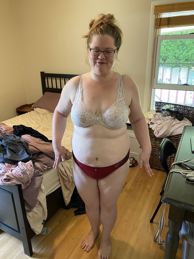 Unschuldige Mutter in weißem Spitzen-BH und rotem Höschen neckt
 #106662453