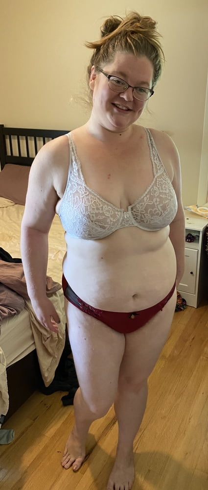 Unschuldige Mutter in weißem Spitzen-BH und rotem Höschen neckt
 #106662460