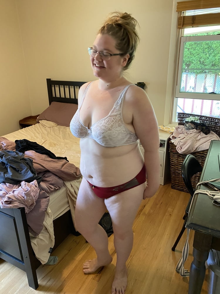 Unschuldige Mutter in weißem Spitzen-BH und rotem Höschen neckt
 #106662462