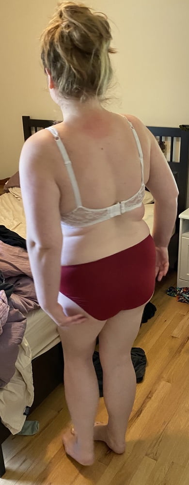 Unschuldige Mutter in weißem Spitzen-BH und rotem Höschen neckt
 #106662465