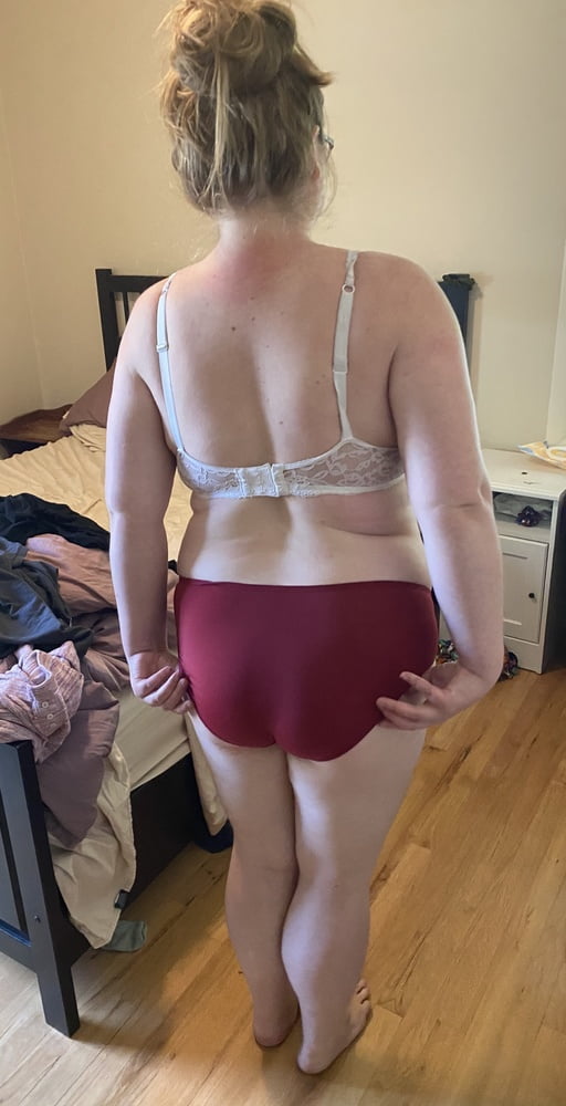 Unschuldige Mutter in weißem Spitzen-BH und rotem Höschen neckt
 #106662472