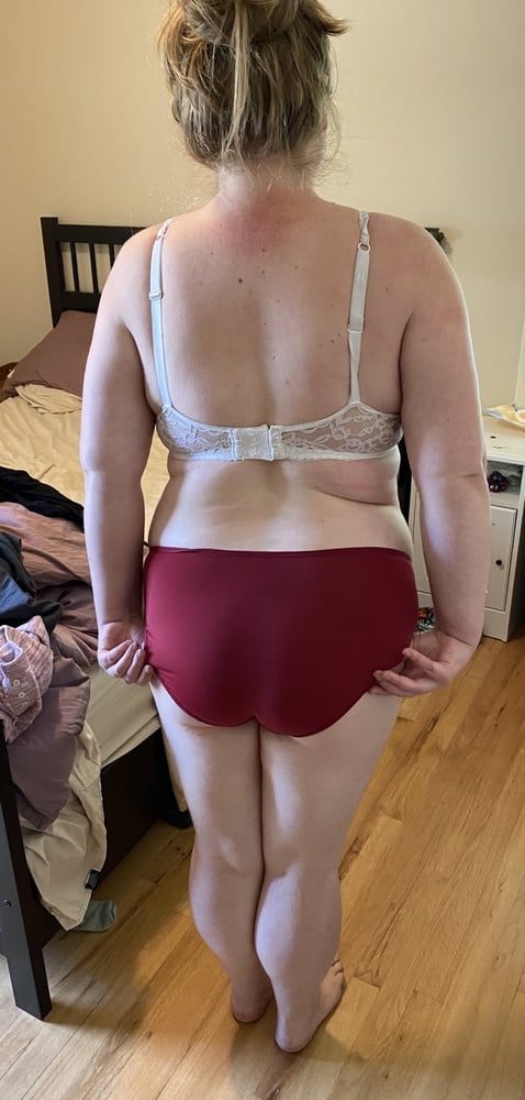 Unschuldige Mutter in weißem Spitzen-BH und rotem Höschen neckt
 #106662474