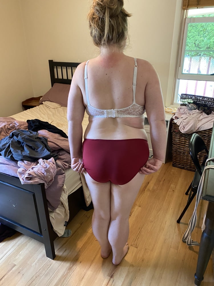 Unschuldige Mutter in weißem Spitzen-BH und rotem Höschen neckt
 #106662478