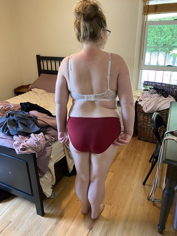 Unschuldige Mutter in weißem Spitzen-BH und rotem Höschen neckt
 #106662481