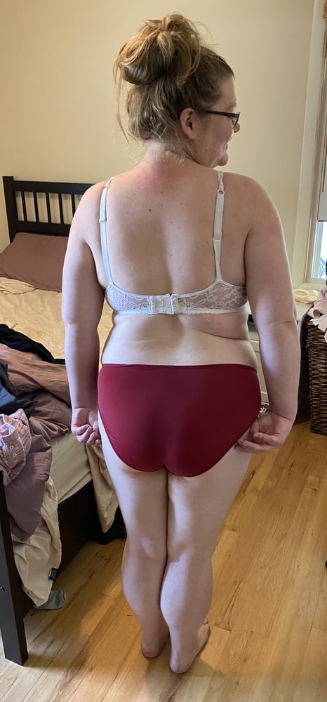 Unschuldige Mutter in weißem Spitzen-BH und rotem Höschen neckt
 #106662482