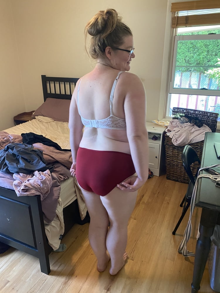 Unschuldige Mutter in weißem Spitzen-BH und rotem Höschen neckt
 #106662487