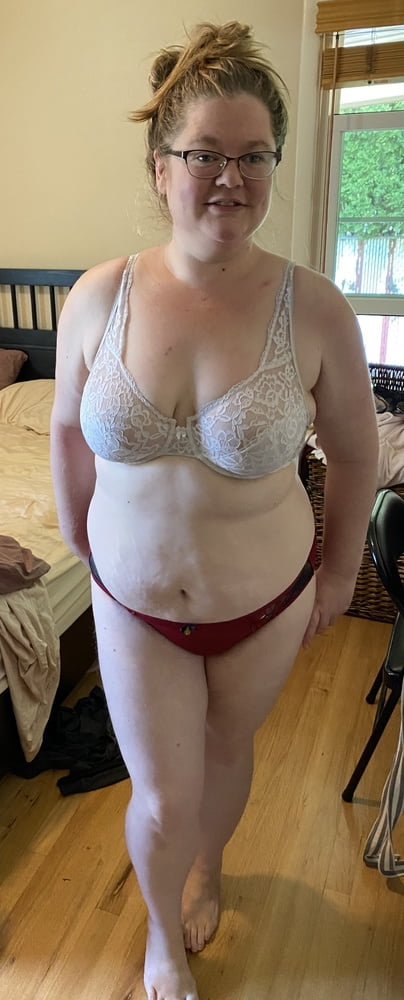 Unschuldige Mutter in weißem Spitzen-BH und rotem Höschen neckt
 #106662491