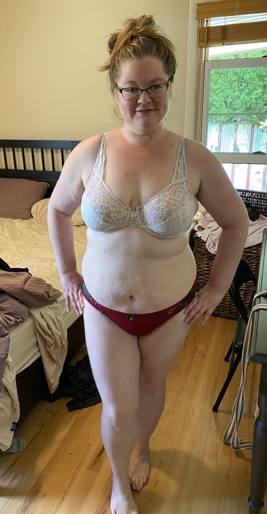 Unschuldige Mutter in weißem Spitzen-BH und rotem Höschen neckt
 #106662493