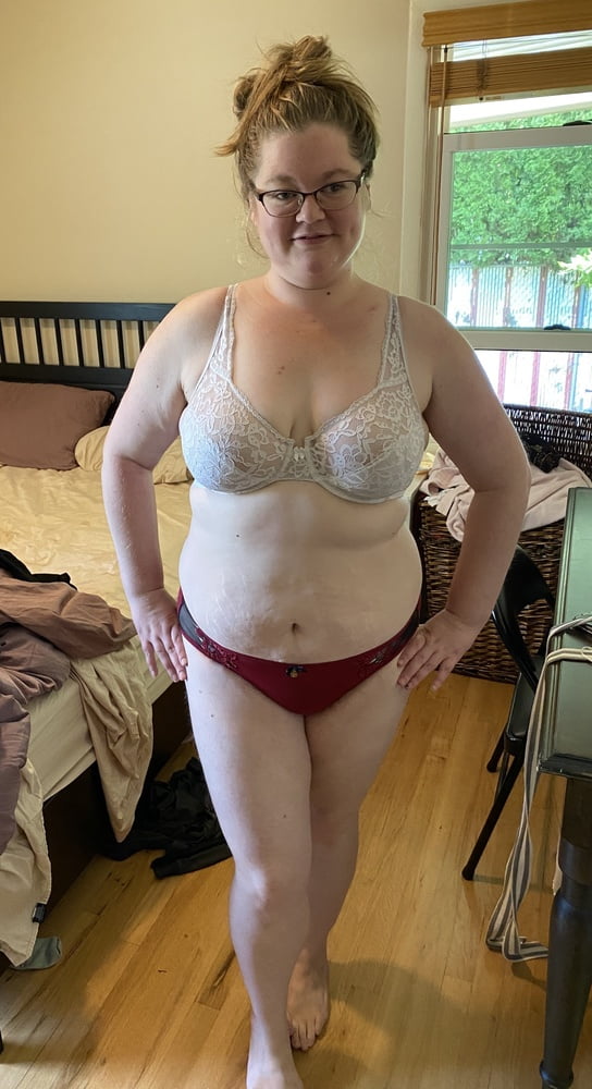 Unschuldige Mutter in weißem Spitzen-BH und rotem Höschen neckt
 #106662496