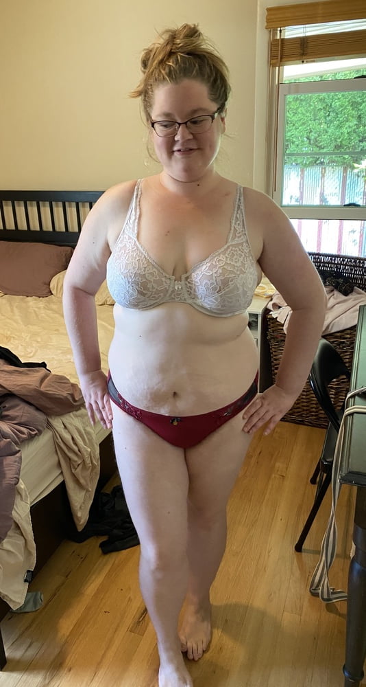 Unschuldige Mutter in weißem Spitzen-BH und rotem Höschen neckt
 #106662497