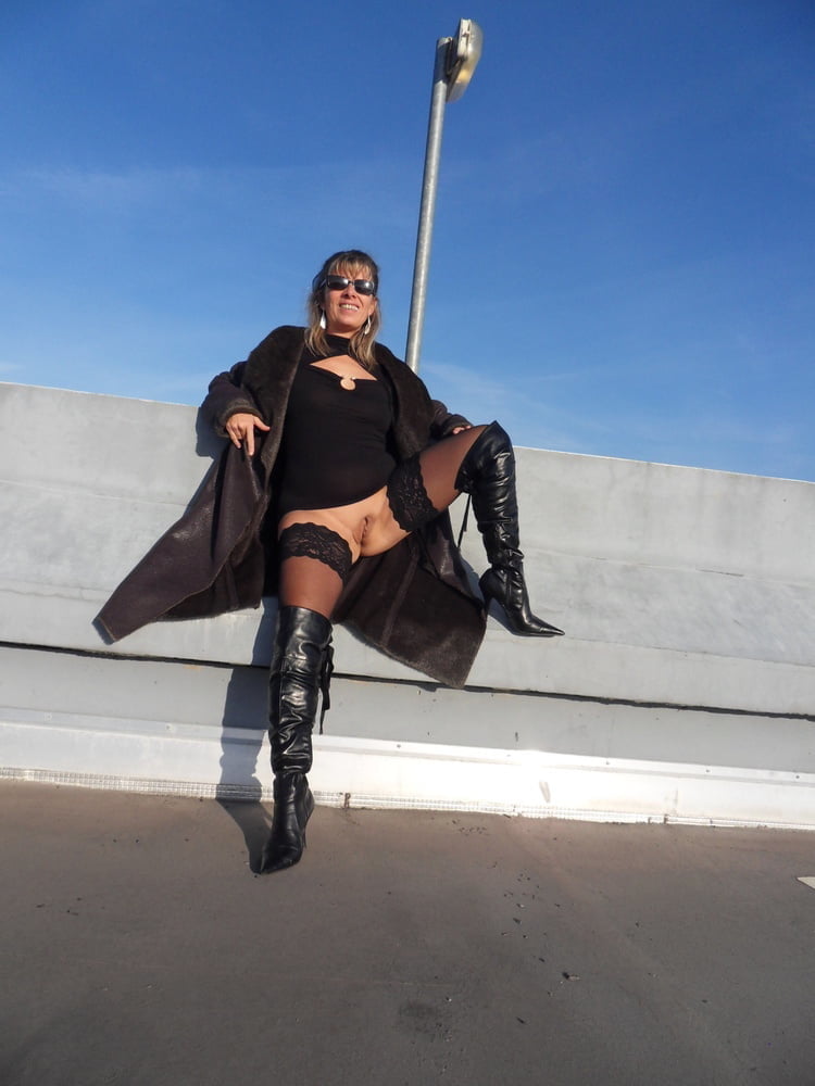 Lisa flashing outdoor
 #91806499