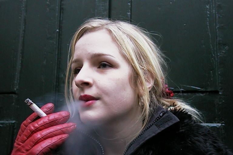 セクシーなヴィンテージは、喫煙者の女性を吐く
 #105919858