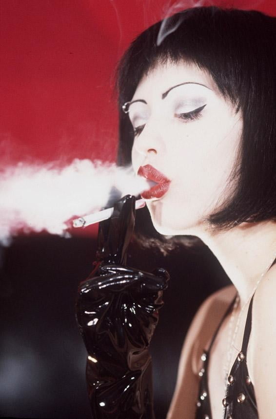 セクシーなヴィンテージは、喫煙者の女性を吐く
 #105919879