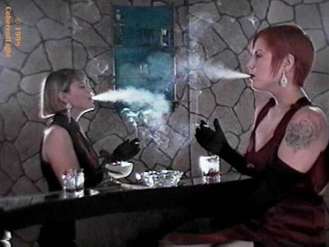 Sexy vintage exhaliert rauchende Frauen
 #105919926