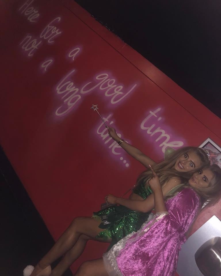 Putas en traje de fantasía 296
 #105412727