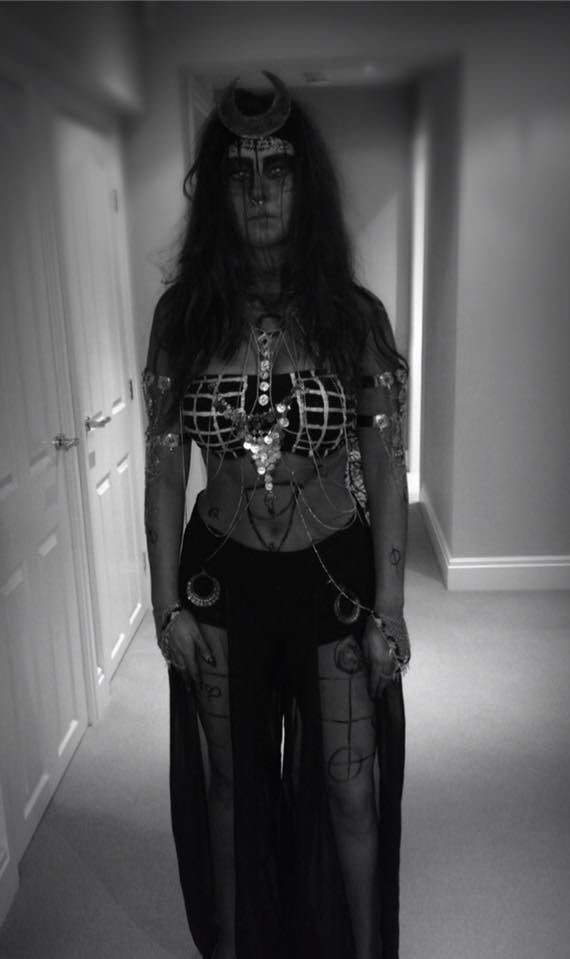 Putas en traje de fantasía 296
 #105412744