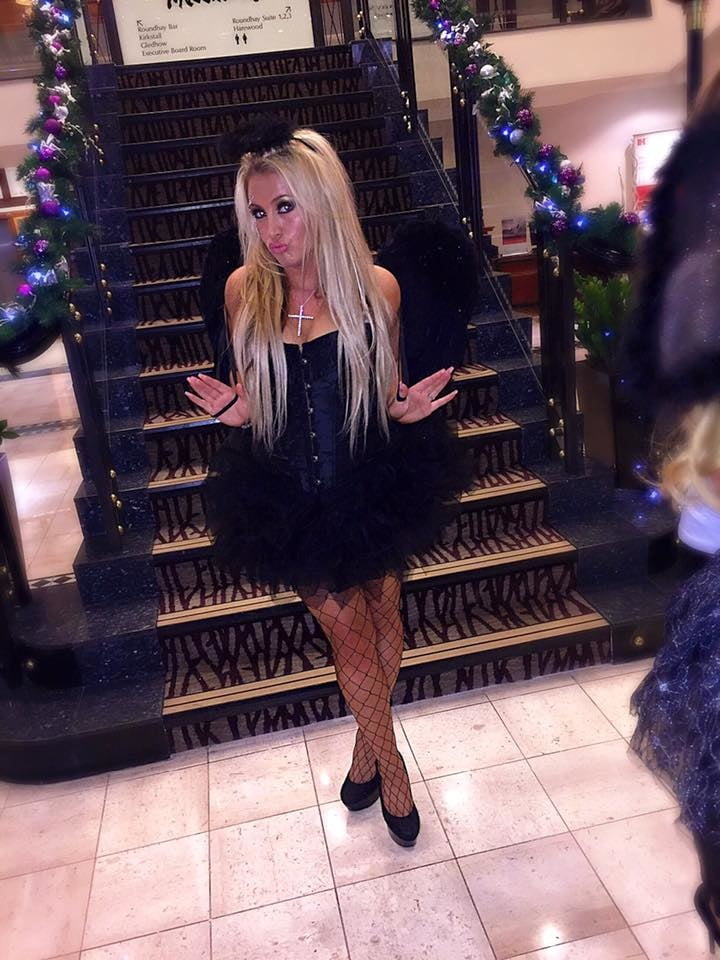 Putas en traje de fantasía 296
 #105412753