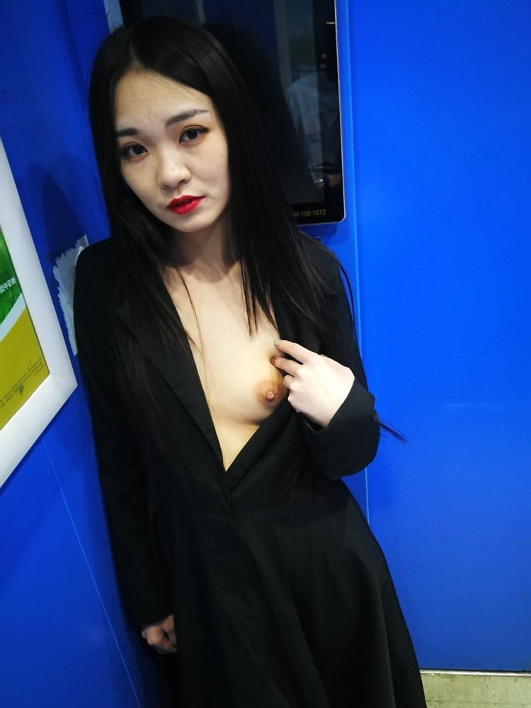 Fille chinoise s'exhibant en public
 #101507911