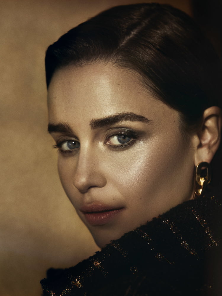 Emilia Clarke:Give me black and big
 #101773860