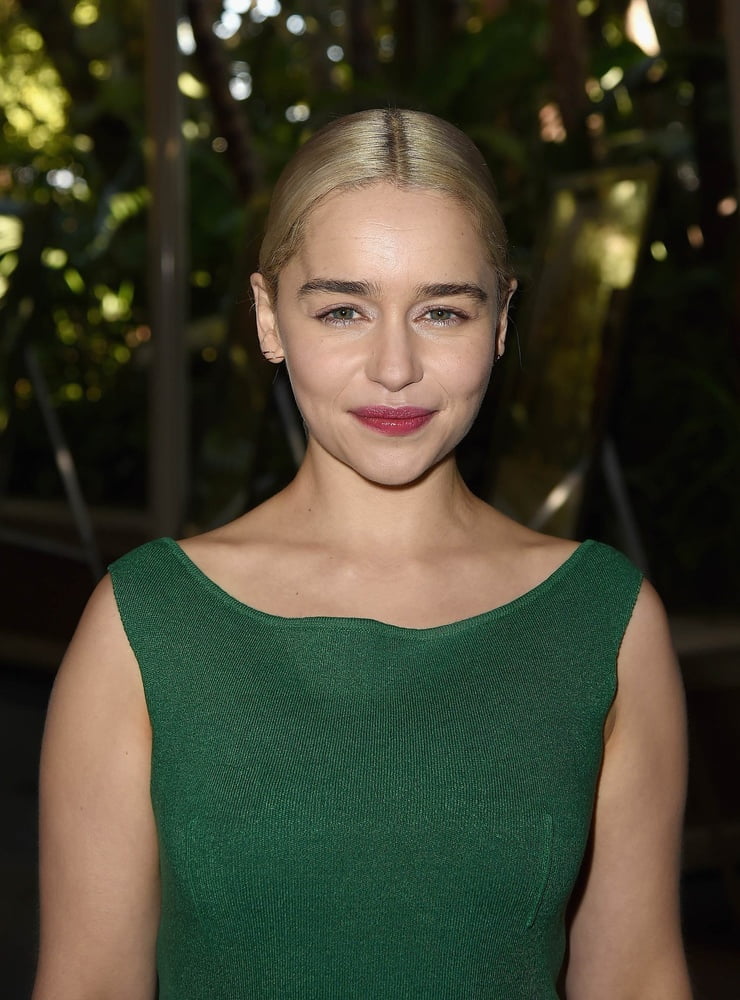 Emilia clarke:dame negro y grande
 #101774060