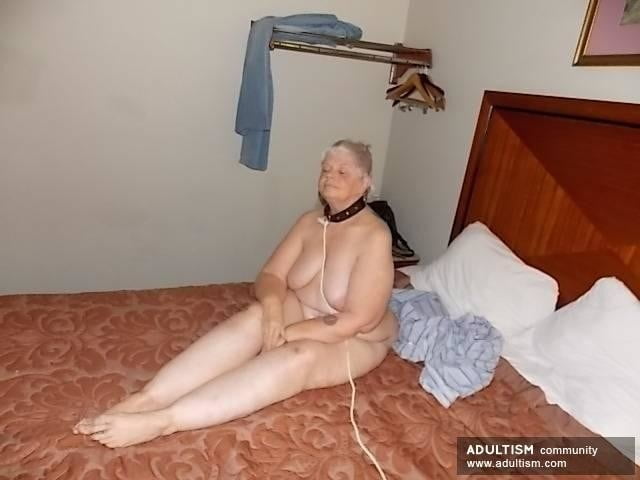 Una gran dama de edad completa
 #106339771
