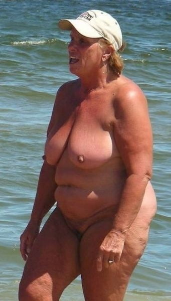 Grosses truies sur la plage -granny on the beach #89873218