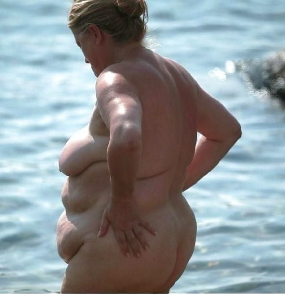 Grosses truies sur la plage -granny on the beach #89873224