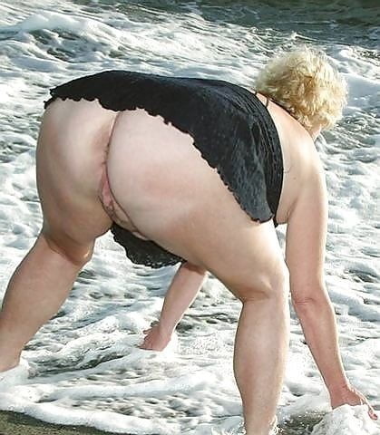 Grosses truies sur la plage -granny on the beach #89873228