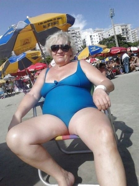 Grosses truies sur la plage -granny on the beach #89873230