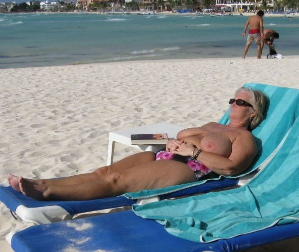 Grosses truies sur la plage -granny on the beach #89873250